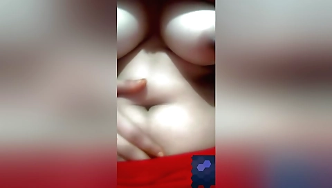 Round ass amateur teen babe riding on her own body