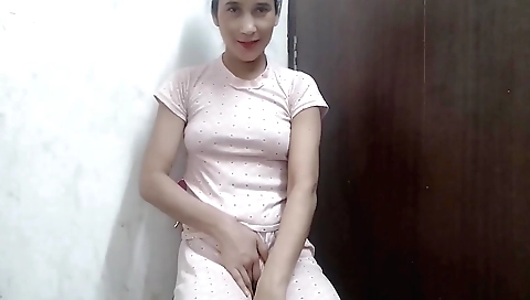 Masturbeed indian solo female makes her first video