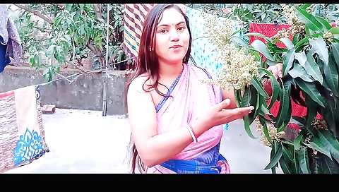 Indian amateur hottie shows her cunt during outdoor sex