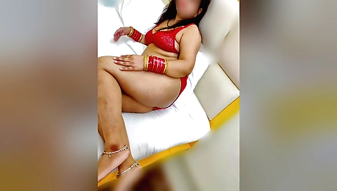 Indian woman with a big booty plays with her pussy