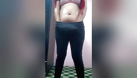 Solo female amateur shows her sexy body on the bed