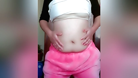 Indian chick rubs her pussy and clit in the camera