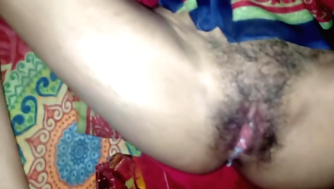 Indian auntie's pussy gets a creampie with a lot of cum