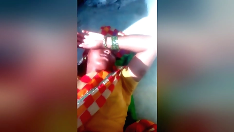 Hot amateur indian bhabhi fucks herself outside in the sun