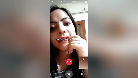 Indian amateur chick shows her sexy body on webcam