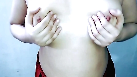 Amateur girl 1st time shows off her body on webcam