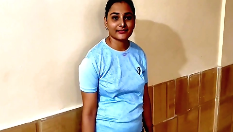 Indian girl with a big and round ass gets his house