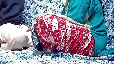 Indian nurse has sex with her boyfriend in the park