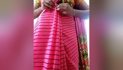 Hot tamil wife with sexy body strips off in solo video