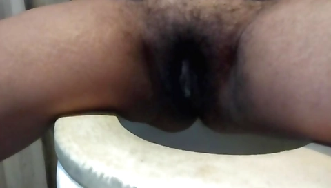 Indian woman with a nice body masturbates in her bathroom