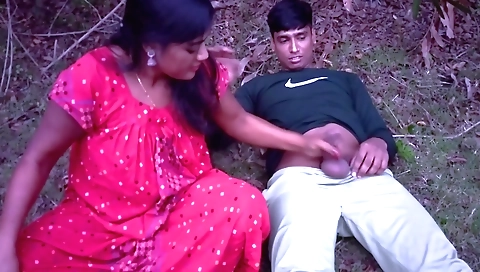 Hot amateur brunette is getting fucked in the backyard