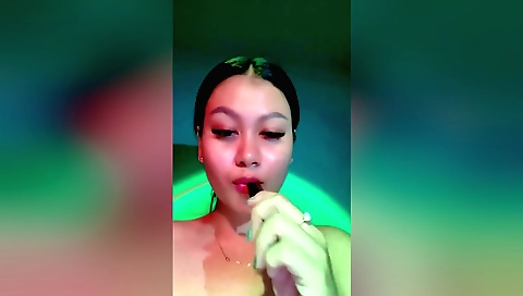 Indian brunette shows her sexy body in the hd video