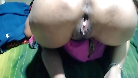 My amateur brunette gives me a creampie in her pussy