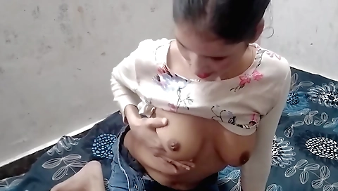 Stepsister soyi hui stepsister ko utha kar godi me chod diya