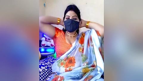 Bhabhi gives an erotic show to the internet cameras