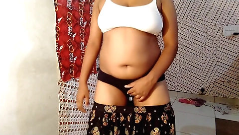 Indian beauty shows off her body on the web camera
