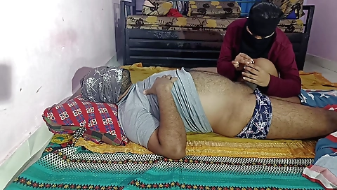 Amateur bhabhi makes out a day before having a hand job