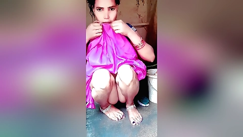 A hot amateur in the bath in sexy and amazing fashion