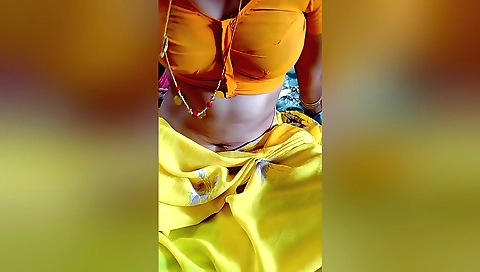 Indian teen shows her natural boobs in HD solo vid