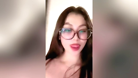 Indian chick masturbates on her bed in amateur video