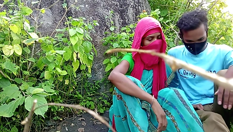 Amateur outdoor video shows a girl in a sexy dress
