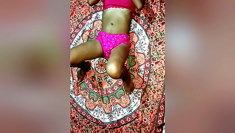 Indian teen makes love to her boyfriend in an amateur sex clip