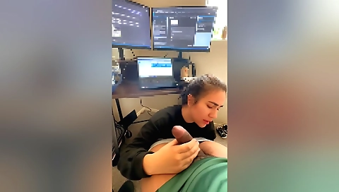 Indian babe with a sexy body gets her pussy stretched