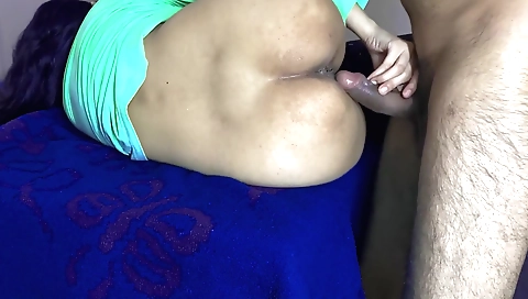 Brunette in an amateur video squirts her mouth and pussy