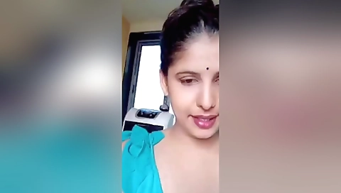 Indian chick gives her titty on homemade webcam vid