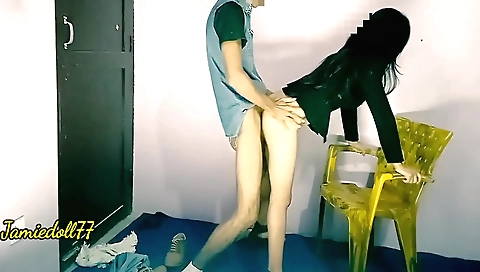 Indian teen girl gets it in her home as a delivery boy