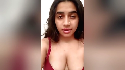 Indian slut shows off her juicy body in homemade solo video