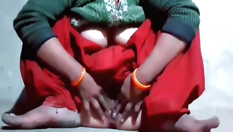 Indian chick masturbates to pleasure in her solo video
